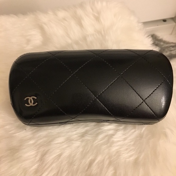 🌴SUMMER SALE🌴💯✔️Authentic Chanel Sunglasses Casing and Essen. - Picture 3 of 6